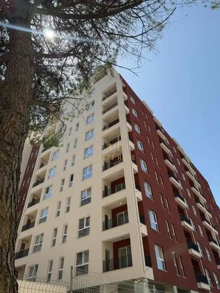 Locale commerciale in affitto a Laprakë, Tirana, 94 m²