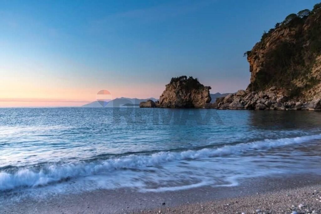 Tokë në shitje në Plazhi i Pasqyrave, Sarandë, 8 000 m². Foto 2 nga 3