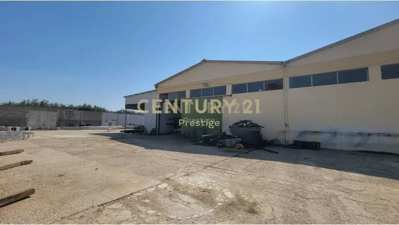 Ambient biznesi në shitje në Vlorë, 6 975 m²