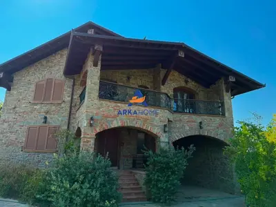 Villa in affitto a Ndroq, Tirana, 320 m². Foto 1 di 10