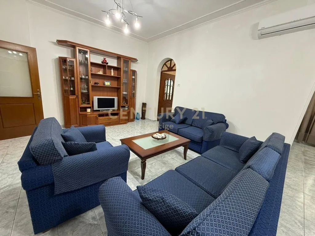 Apartament 2+1 me qera në Bulevardi Bajram Curri, Tiranë, 100 m². Foto 1 nga 8