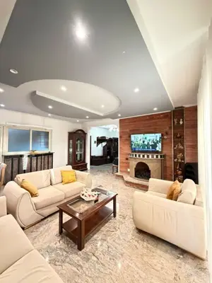 Apartament 2+1 me qera në Sheshi Skënderbej, Tiranë, 130 m². Foto 2 nga 12