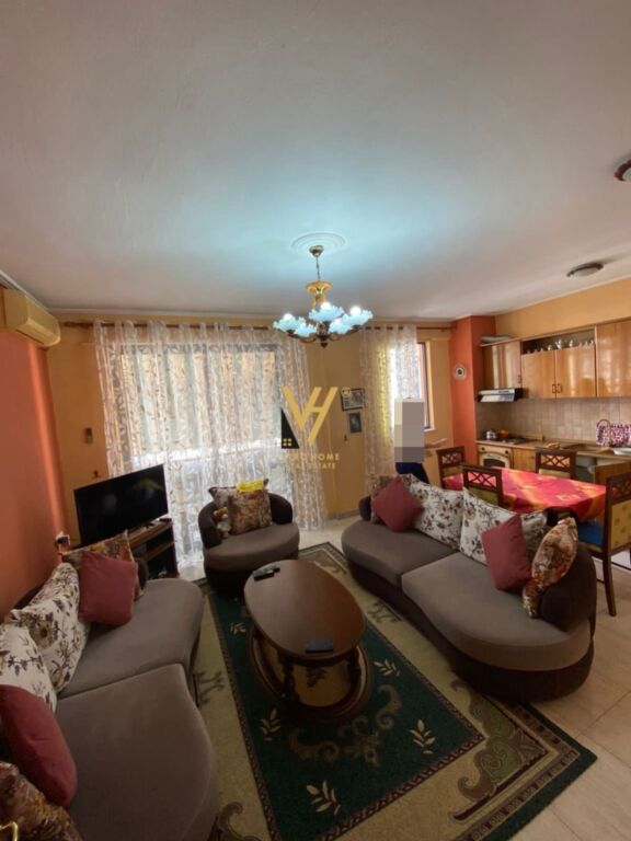 Apartament 2+1 me qera në Komuna e Parisit, Tiranë, 100 m²