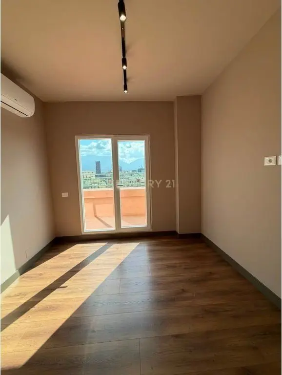 Apartament 3+1 me qera në Rruga Petro Nini Luarasi, Tiranë, 135 m²