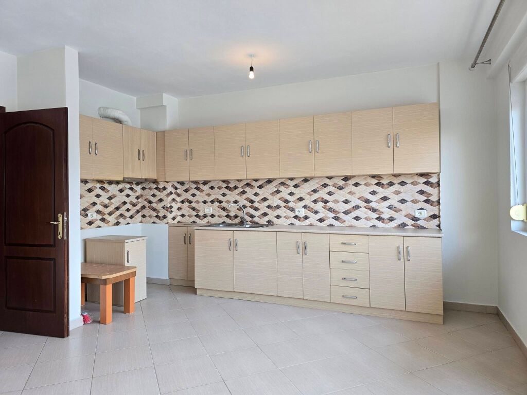 Apartament 1+1 në shitje në Rruga Theodhor Kavalioti, Korçë, 77 m². Foto 1 nga 10