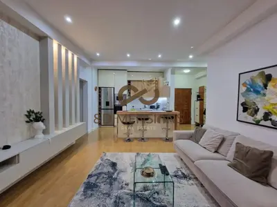 Apartament 3+1 në shitje në Sheshi Skënderbej, Tiranë, 125 m². Foto 2 nga 8