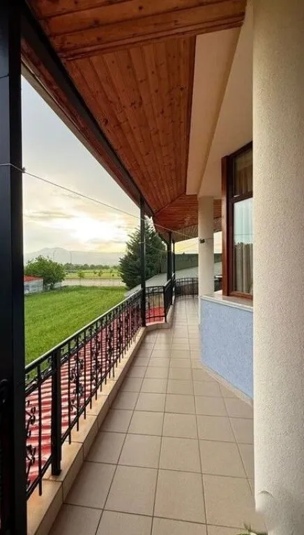 Locale in vendita a Mborje, Coriza, 2.009 m². Foto 1 di 6