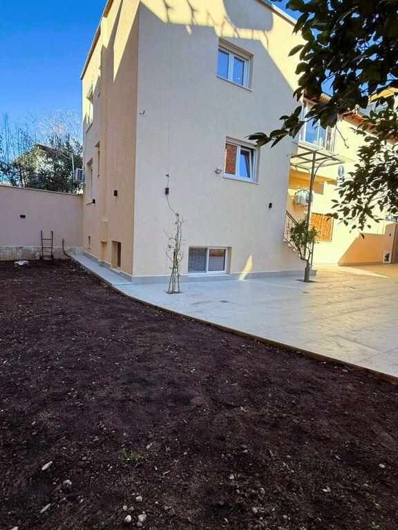 Vilë 4+1 me qera në Rruga e Kavajës, Tiranë, 200 m²