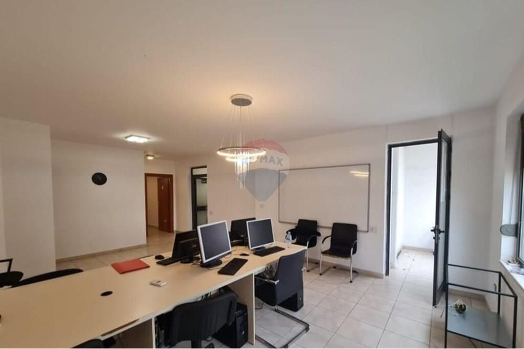 Ufficio in affitto a Rruga e Barrikadave, Tirana, 137 m². Foto 1 di 3
