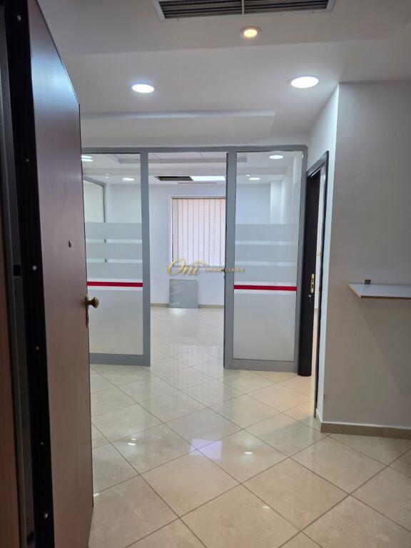 Zyrë me qera në Bulevardi Deshmoret e Kombit, Tiranë, 93 m². Foto 4 nga 5