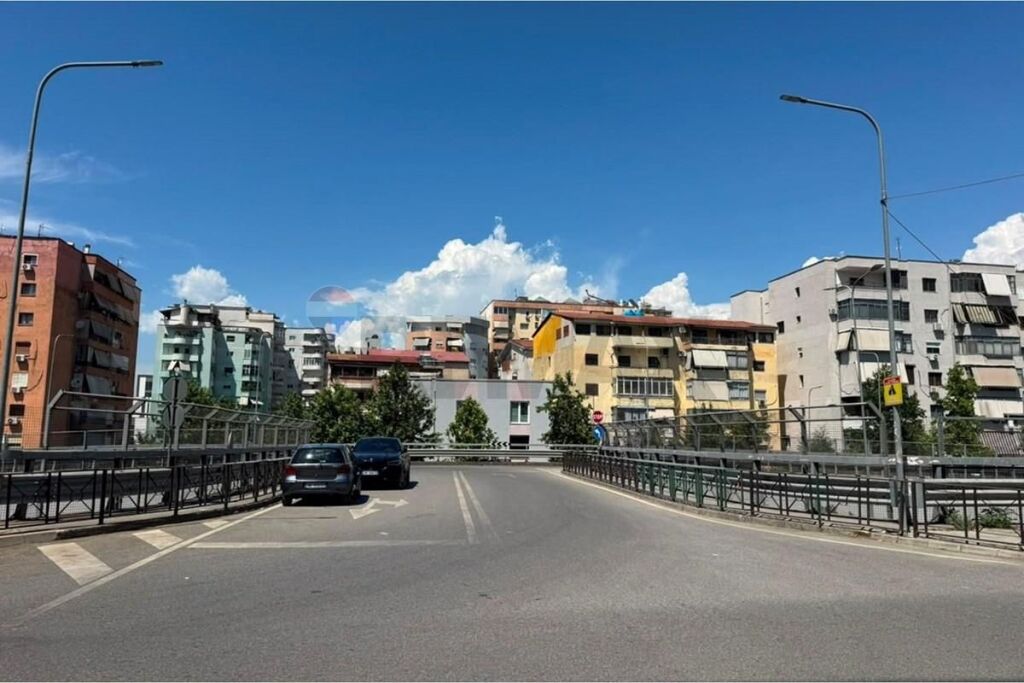 Shop for sale in Rruga Bill Klinton, Tirana, 130 m². Photo 3 of 3