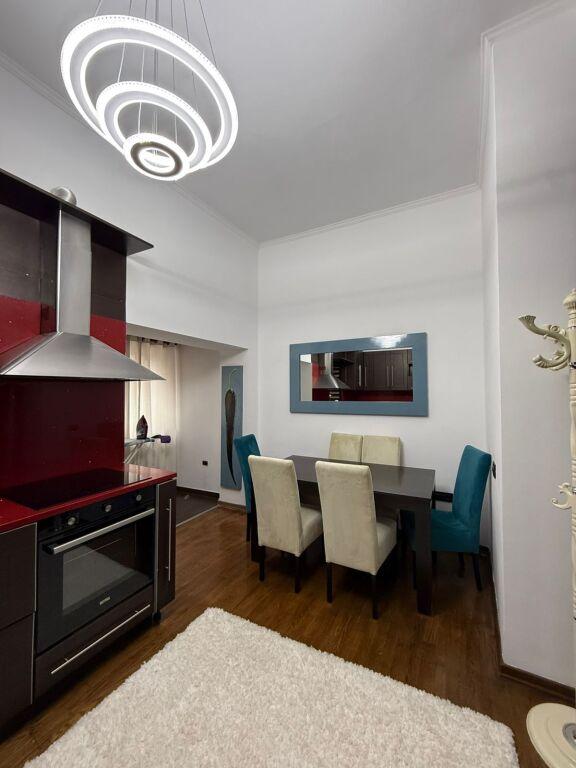 Apartament 2+1 me qera në Rruga e Barrikadave, Tiranë, 120 m². Foto 2 nga 10