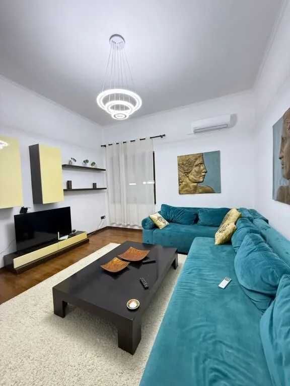 Apartament 2+1 me qera në Rruga e Barrikadave, Tiranë, 120 m². Foto 1 nga 9