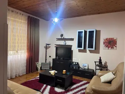 House for rent in Rruga 1 Maj, Fier, 100 m². Photo 3 of 8