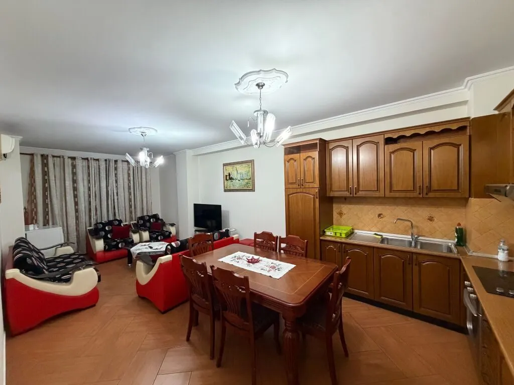 Apartament 2+1 me qera në Kthesa e Kamzës, Tiranë, 95 m². Foto 1 nga 6