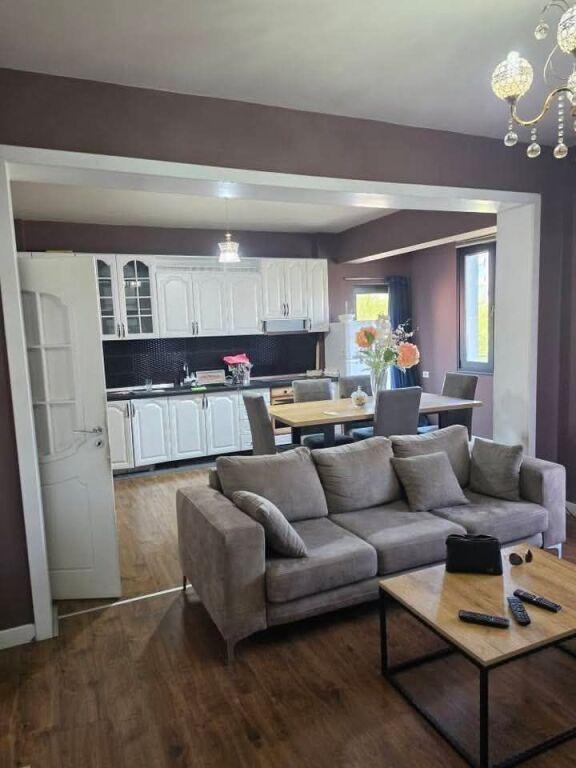 Shtëpi private 2+1 me qera në Kompleksi Vizion Plus, Tiranë, 130 m²