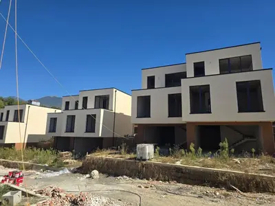 Villa for sale in Farkë, Tirana, 240 m². Photo 4 of 5