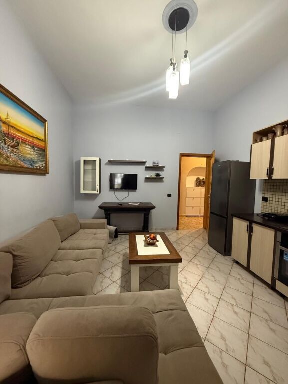 Appartamento 1+1 in affitto a Sheshi Willson, Tirana, 60 m². Foto 2 di 3