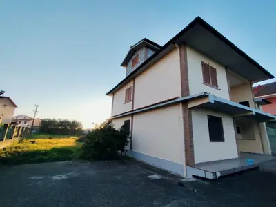 Villa in vendita a Fushe Preze, Tirana, 250 m². Foto 2 di 4