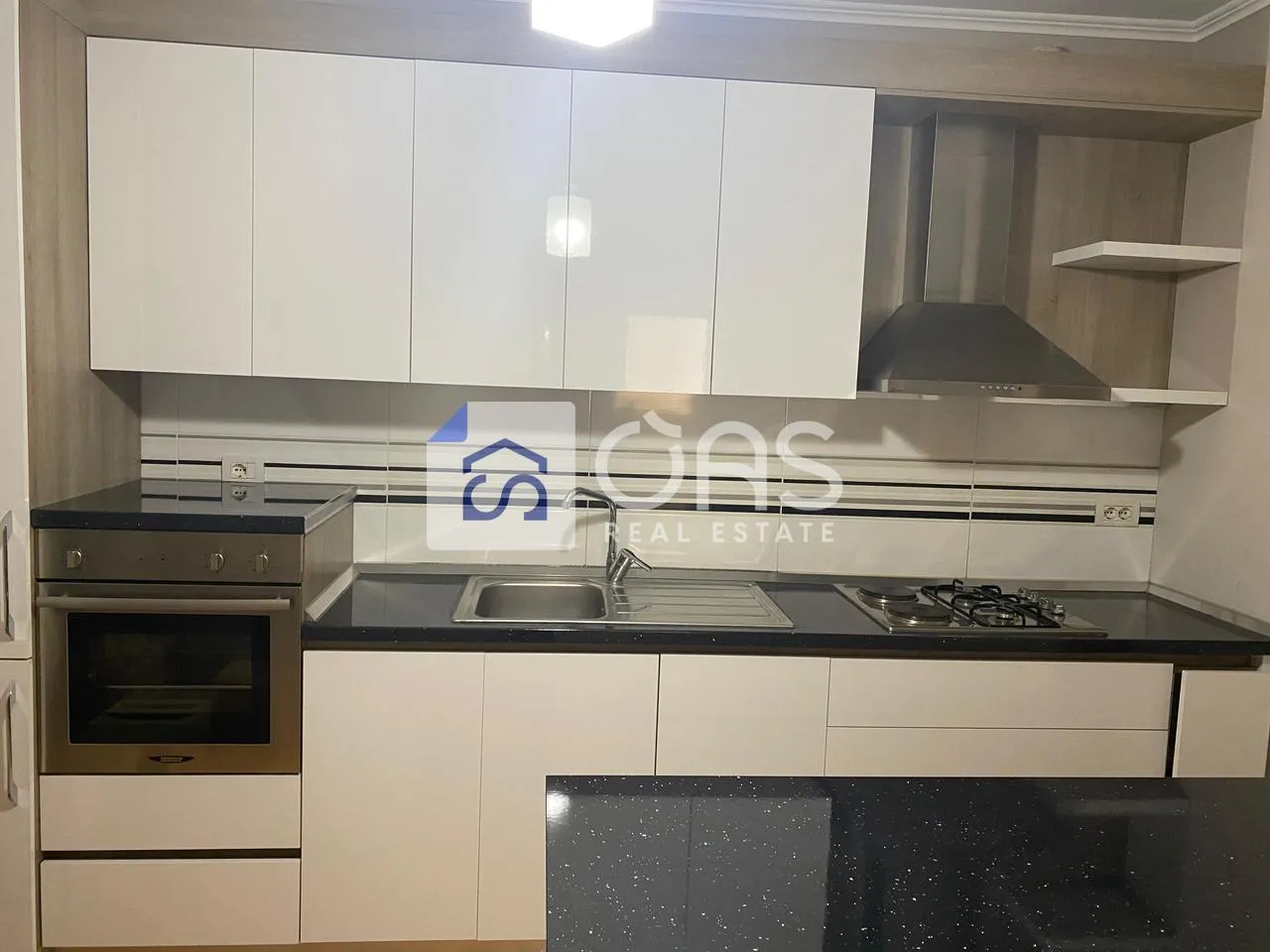 Apartament 2+1 me qera në Pallati me Shigjeta, Tiranë, 91 m². Foto 1 nga 8