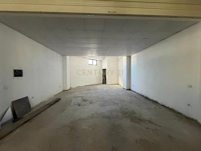 Locale commerciale in affitto a Rruga e Dëshmorëve, Durazzo, 56 m²