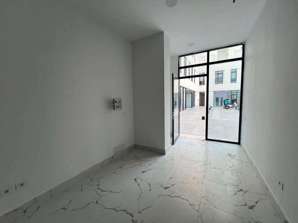 Shop for sale in Rruga Mine Peza, Tirana, 38 m². Photo 2 of 3