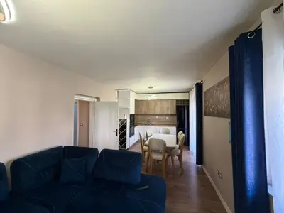 Apartament 2+1 me qera në Muzeu i Dëshmorëve dhe Salla e Relikeve të Luftës, Durrës, 90 m². Foto 2 nga 9