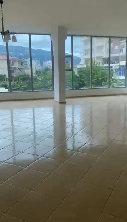 Locale commerciale in affitto a Klinika Bakaj, Valona, 174 m²
