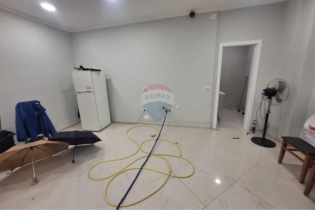Negozio in affitto a Bulevardi i Ri, Tirana, 40 m². Foto 2 di 3