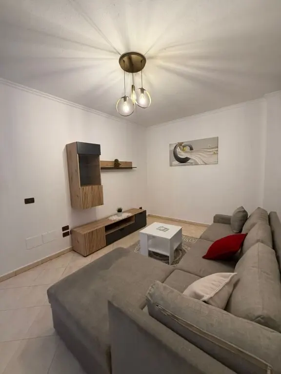 Appartamento 2+1 in affitto ad Ujësjellës Kanalizime, Durazzo, 90 m²