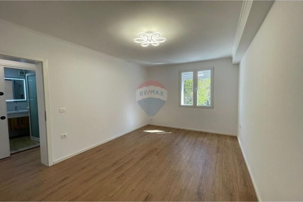 Apartment for sale in Myslym Shyri, Tirana, 42 m². Photo 1 of 3