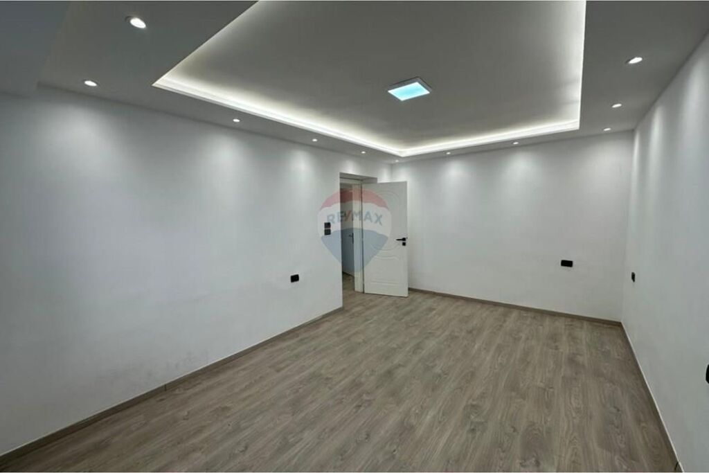 Ufficio in affitto a Sheshi Willson, Tirana, 44 m². Foto 1 di 3