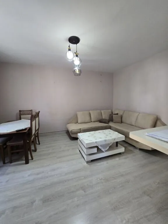 Apartament 2+1 me qera në Rruga e Kavajës, Tiranë, 100 m². Foto 1 nga 8