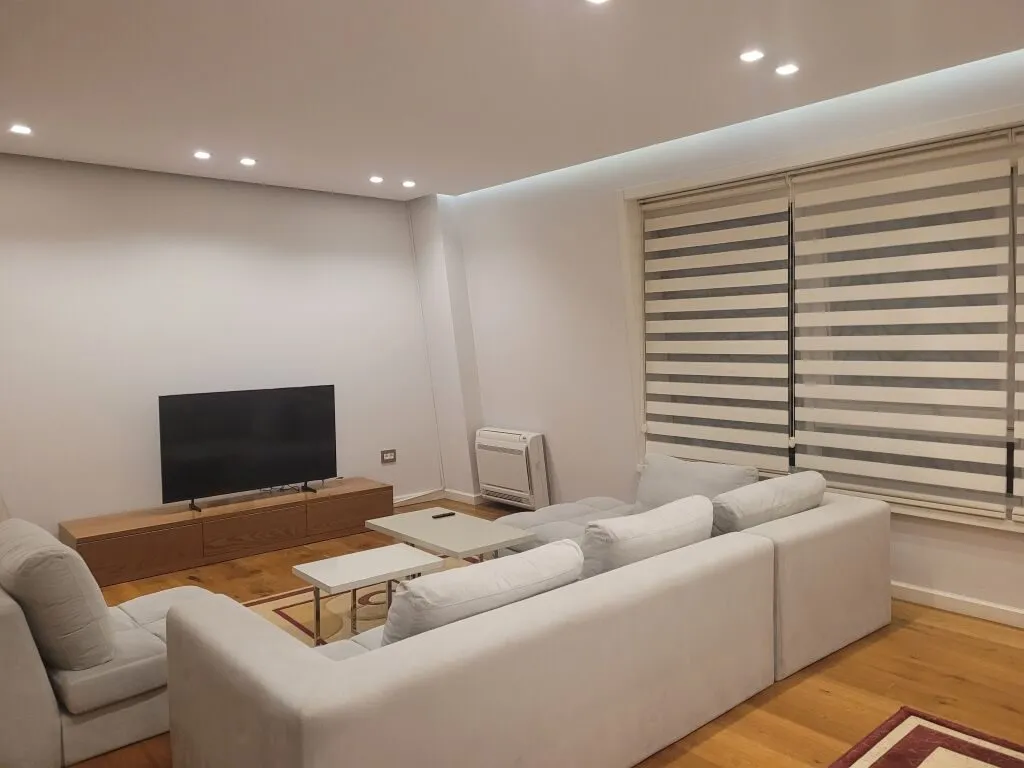 Apartament 4+1 me qera në Rruga Janos Hunyadi, Tiranë, 150 m². Foto 1 nga 12