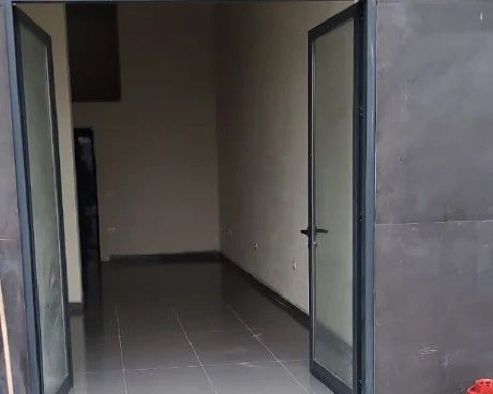 Locale commerciale in affitto ad Astir, Tirana, 32 m². Foto 2 di 3