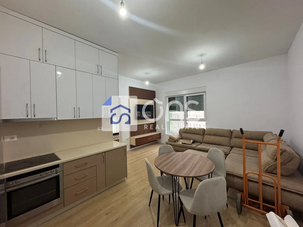 Apartament 1+1 me qera në Ali Dem, Tiranë, 60 m². Foto 1 nga 3