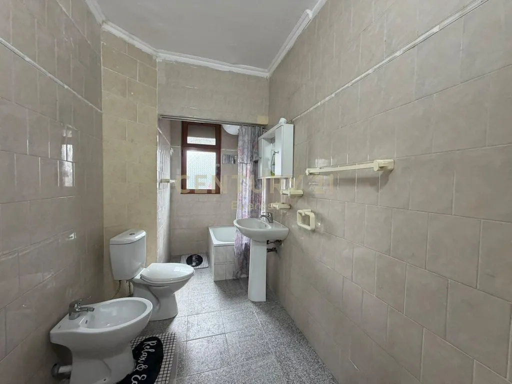 Apartament 1+1 në shitje në Pallati me Shigjeta, Tiranë, 59 m². Foto 1 nga 7