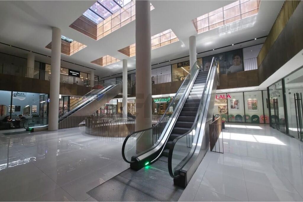 Shop for rent in Rruga e Kavajës, Tirana, 62 m². Photo 1 of 3