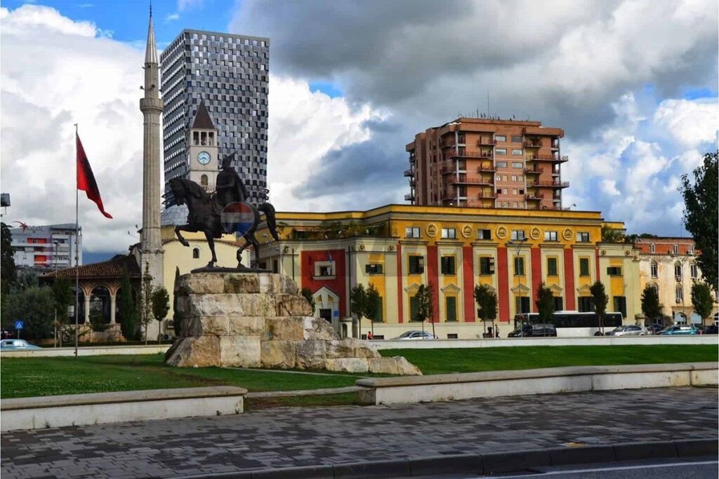 Shop for rent in Sheshi Skënderbej, Tirana, 169 m²