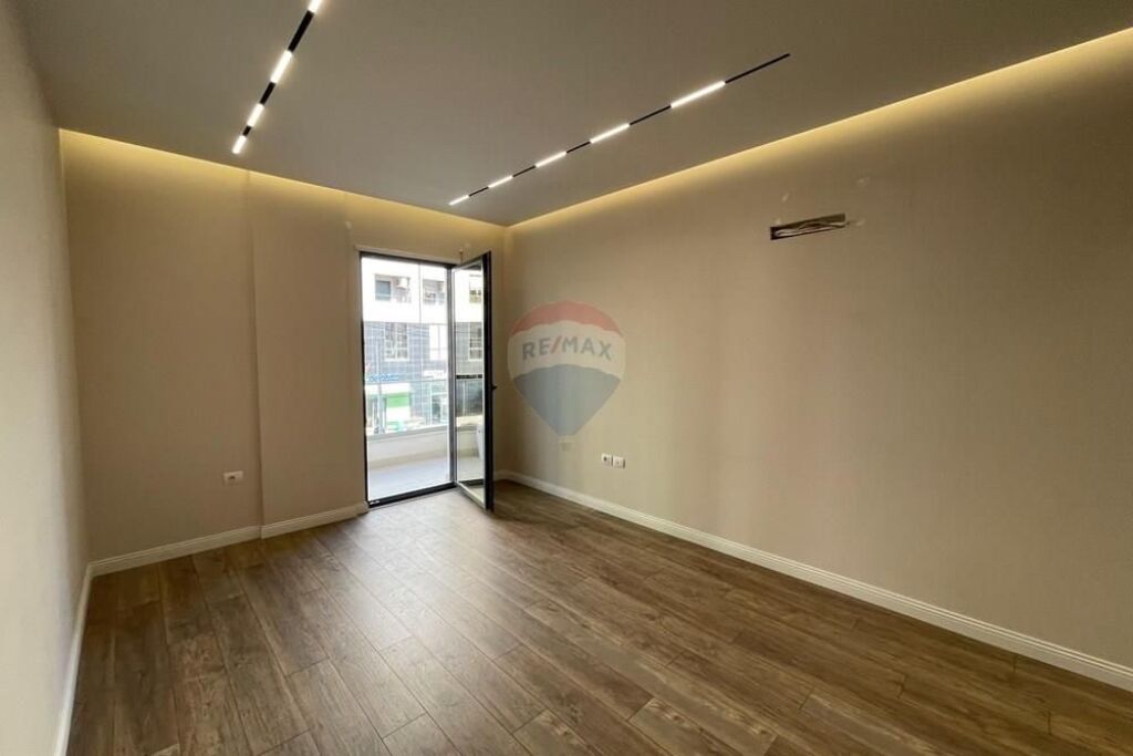 Office for rent in Rruga Xhanfize Keko, Tirana, 75 m². Photo 3 of 3
