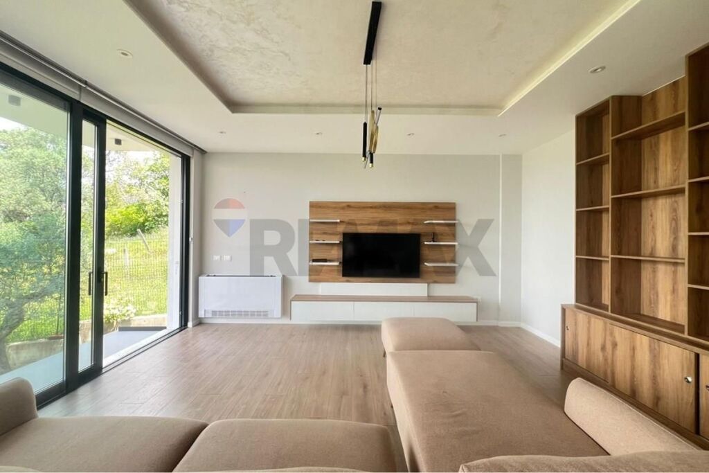 Villa in affitto a Liqeni i Thatë, Tirana, 800 m². Foto 2 di 3