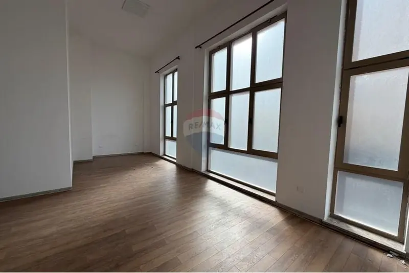 Ufficio in affitto a Profarma, Tirana, 220 m²