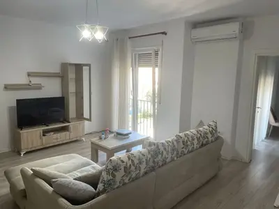 Apartament 1+1 me qera në Rruga Haxhi Hysen Dalliu, Tiranë, 70 m². Foto 1 nga 6