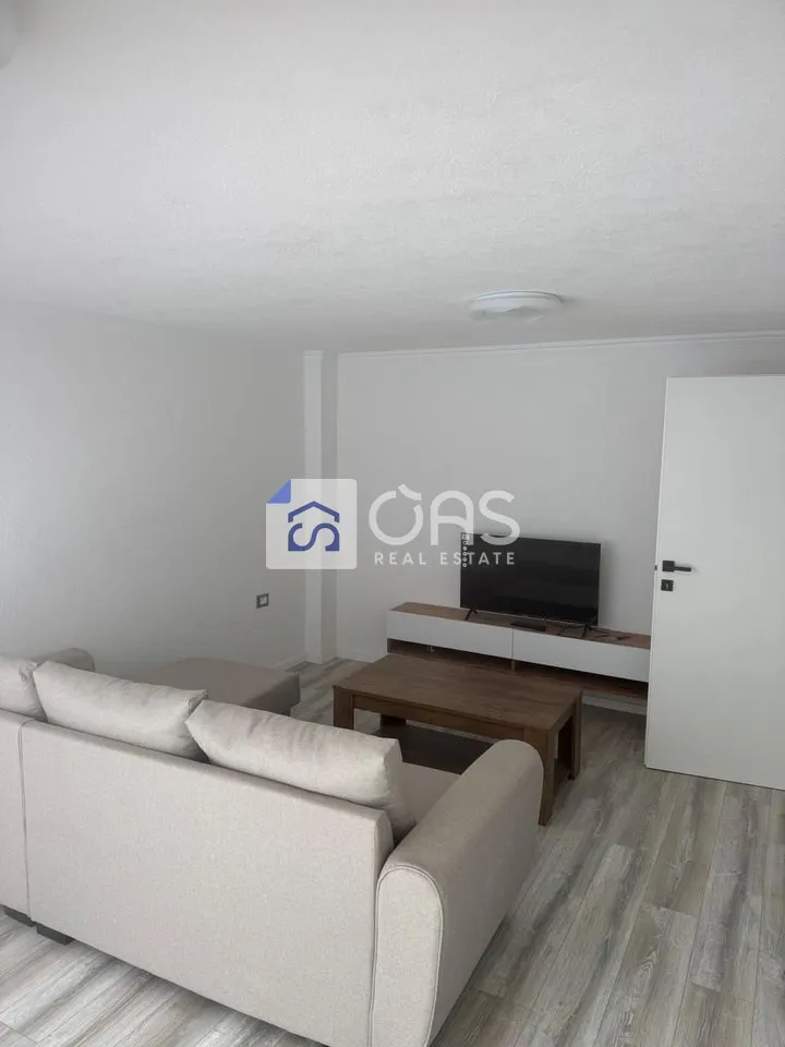 Apartament 1+1 me qera në 5 Maj, Tiranë, 56 m². Foto 1 nga 8