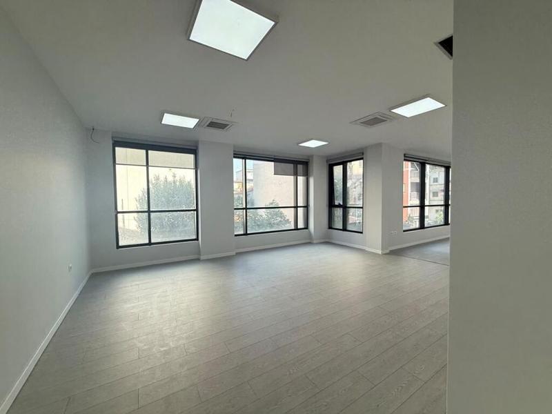 Locale commerciale in affitto a Rruga Hoxha Tasim, Tirana, 404 m²