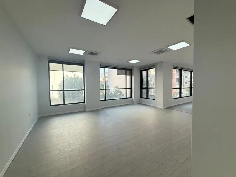 Locale commerciale in affitto a Rruga Hoxha Tahsim, Tirana, 404 m²