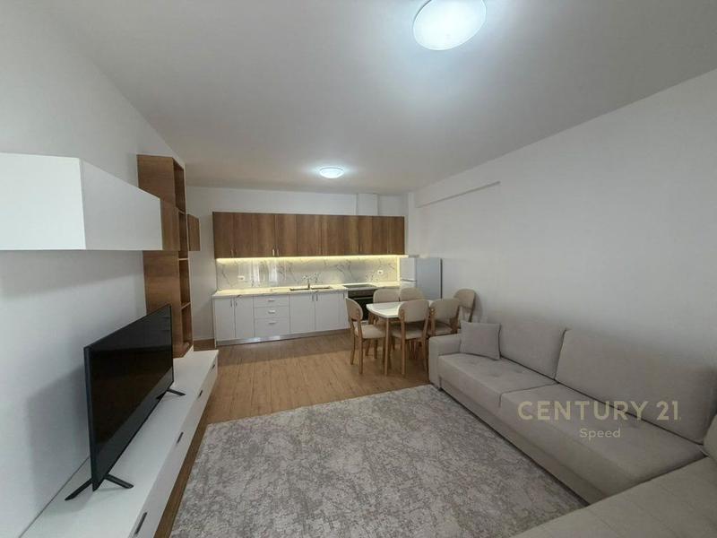 Apartament 2+1 me qera në Rruga 5 Maji, Tiranë, 85 m²