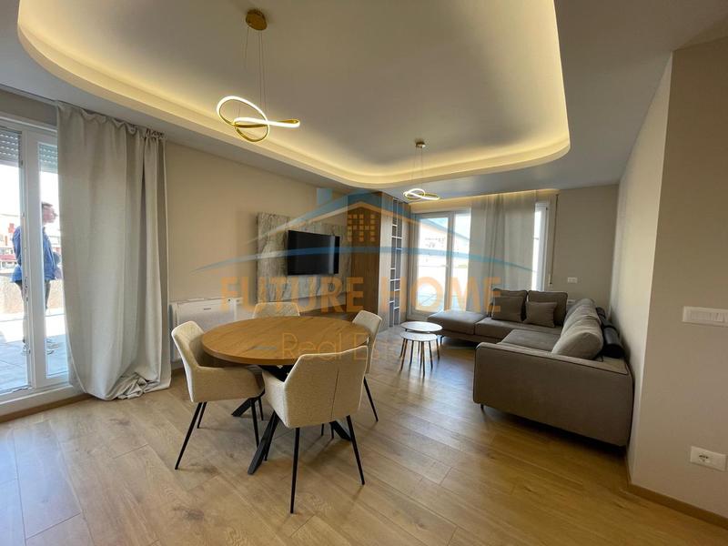 Attico 2+1 in vendita a Perball Maternitetit Koco Glozheni, Tirana, 97 m²