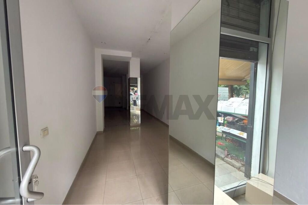 Shop for rent in Komuna e Parisit, Tirana, 51 m²