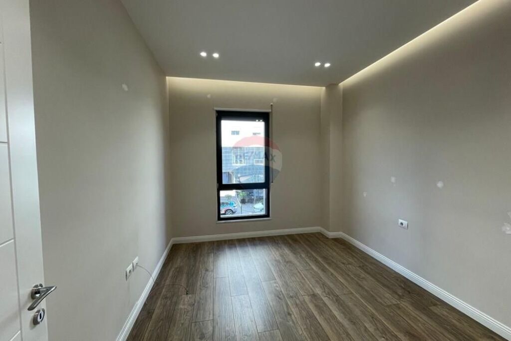 Office for rent in Rruga Xhanfize Keko, Tirana, 75 m². Photo 2 of 3